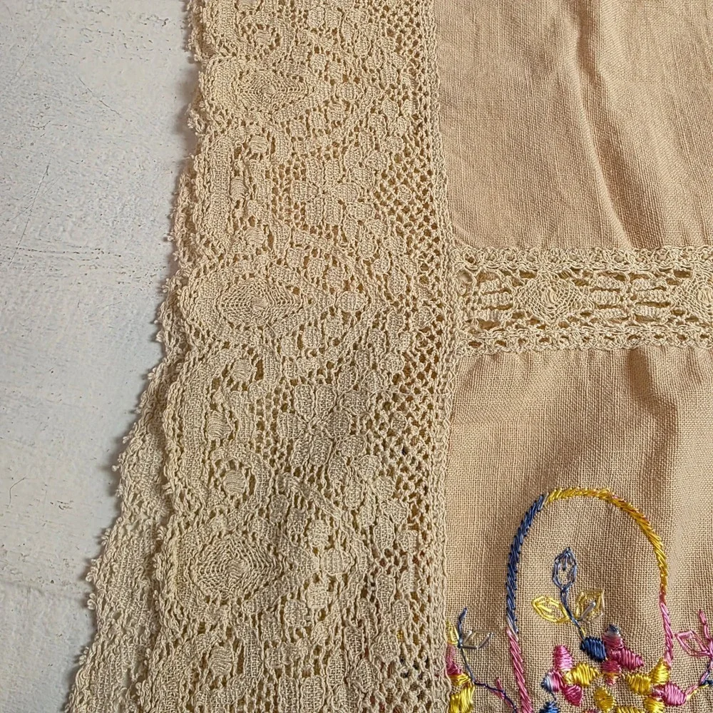 Vintage Hand Embroidered Linen Table Runner Crochet Lace Flower Colorful Baskets